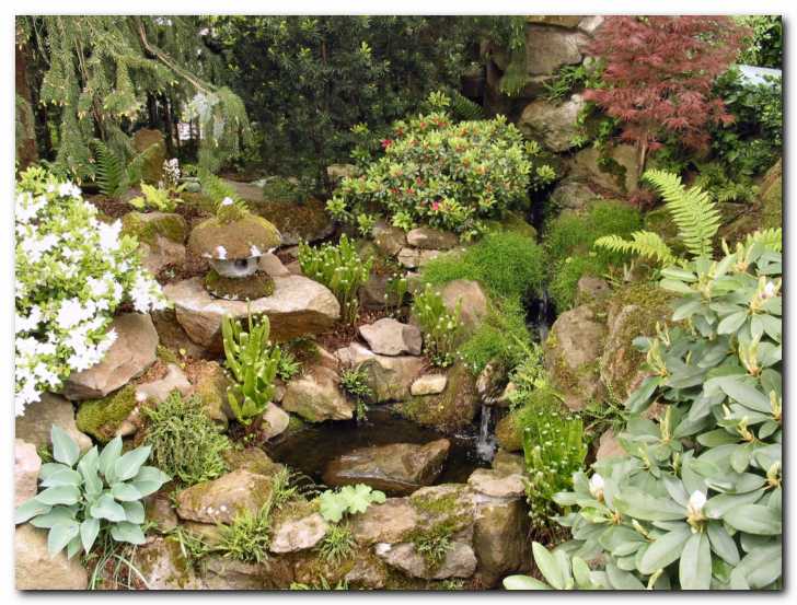 Vodni motiv, ki ga dopolnjuje<br> japonska kamnita svetilka