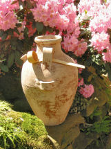 glinen vrč z leseno zajemalko