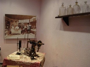 refraktometer za določanje vsebnosti rožnega olja, na sliki se vidi laboratorij