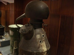 ... in malo manj stara destilacijska naprava