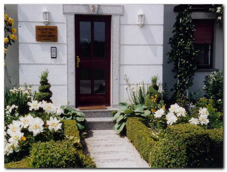 Bele potonike in stroge geometrijske<br>linije dajejo ob�utek svetega.