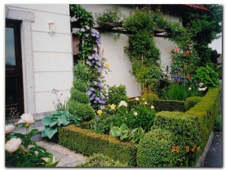 Umetni�ko oblikovan pu�pan, v ozadju<br>veto�i srobot, pred njim bele potonike.