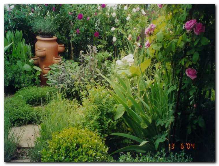 Zeli��ni vrt z zgodovinskimi vrtnicami,<br>ki so v harmoniji z barvami in vonji zeli��.