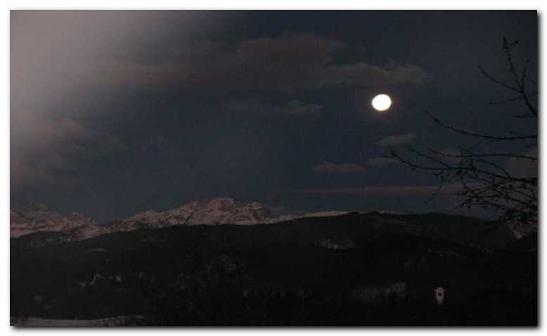 No�ni pogled s terase<br>na Triglav ob polni luni