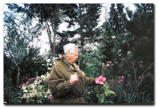 Slavica Prelog v vrtu