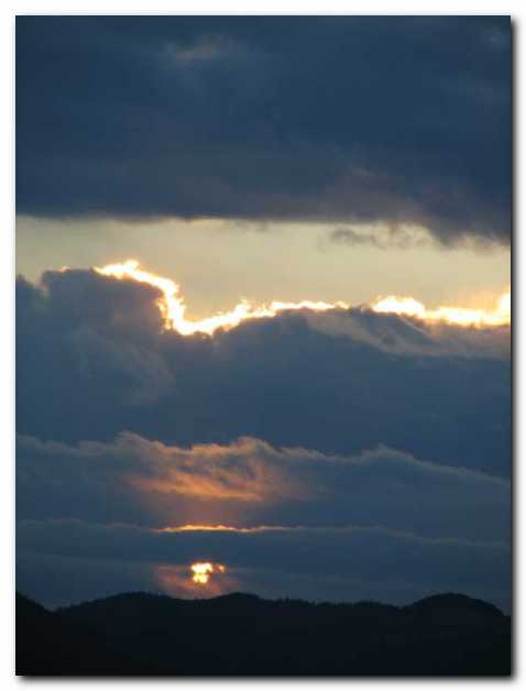 Dve plasti nevihtnih oblakov<br>zakrivata zahodno nebo